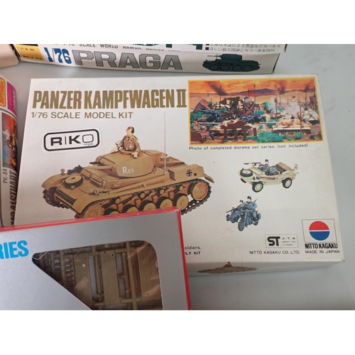 1156 - A box of mainly 1:76 scale plastic Kits of Military Vehicles including Airfix, Matchbox, Fujimi, etc... 