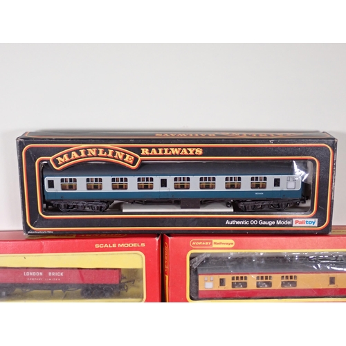 1165 - A boxed Triang Hornby 0-6-0T Locomotive, seven boxed Hornby and Hornby Triang 00 gauge Coaches, a Ma... 