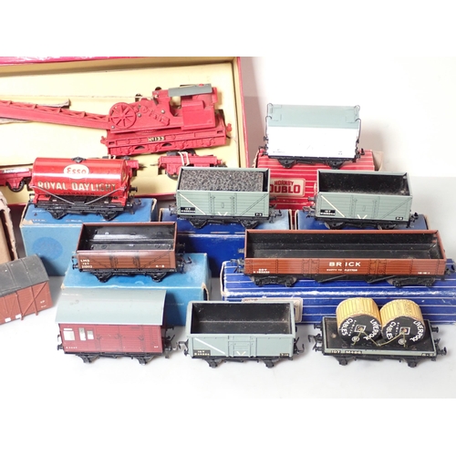 1252 - A box of Hornby Dublo items including seven boxed Wagons, a boxed 4620 Breakdown Crane, a factory re... 