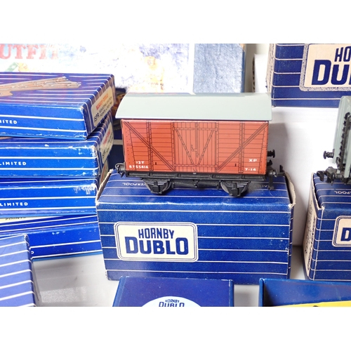 1273 - A quantity of Hornby Dublo 3-rail including two boxed D21 Corridor Coaches, Vacuum Oil Tank, D1 BR G... 