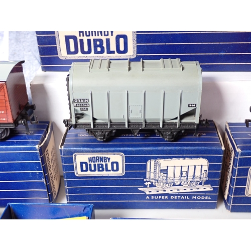 1273 - A quantity of Hornby Dublo 3-rail including two boxed D21 Corridor Coaches, Vacuum Oil Tank, D1 BR G... 