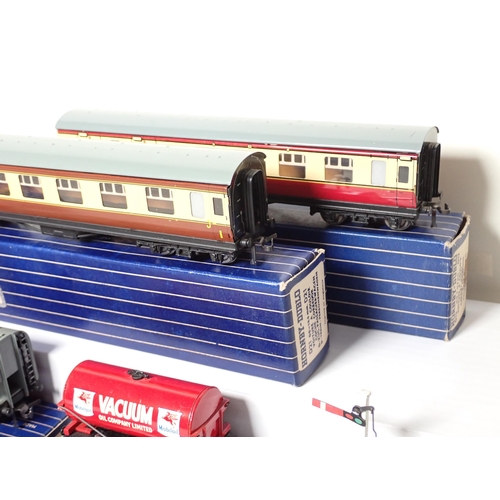 1273 - A quantity of Hornby Dublo 3-rail including two boxed D21 Corridor Coaches, Vacuum Oil Tank, D1 BR G... 