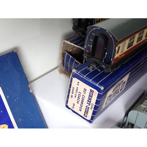 1273 - A quantity of Hornby Dublo 3-rail including two boxed D21 Corridor Coaches, Vacuum Oil Tank, D1 BR G... 