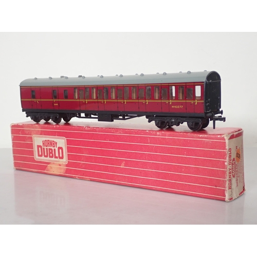 1276 - Ten Hornby Dublo Coaches comprising boxed 4025 and 4026 Suburban Coaches, 2x D14 boxed Suburban Coac... 