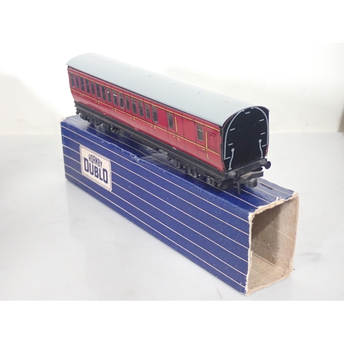 1276 - Ten Hornby Dublo Coaches comprising boxed 4025 and 4026 Suburban Coaches, 2x D14 boxed Suburban Coac... 