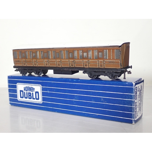 1276 - Ten Hornby Dublo Coaches comprising boxed 4025 and 4026 Suburban Coaches, 2x D14 boxed Suburban Coac... 