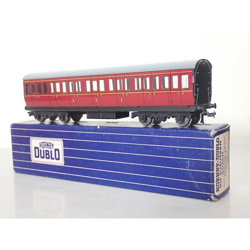 1276 - Ten Hornby Dublo Coaches comprising boxed 4025 and 4026 Suburban Coaches, 2x D14 boxed Suburban Coac... 