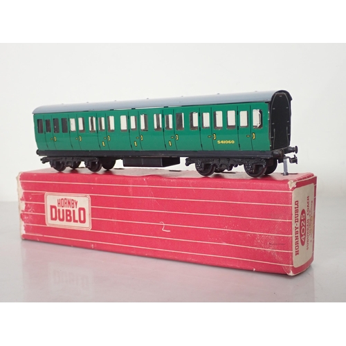 1276 - Ten Hornby Dublo Coaches comprising boxed 4025 and 4026 Suburban Coaches, 2x D14 boxed Suburban Coac... 