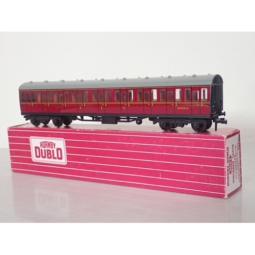 1276 - Ten Hornby Dublo Coaches comprising boxed 4025 and 4026 Suburban Coaches, 2x D14 boxed Suburban Coac... 