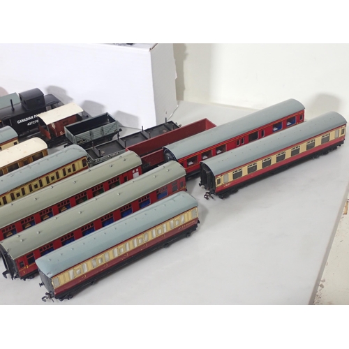 1290 - Ten unboxed Hornby Dublo Coaches including LNER, GWR and BR and thirteen Wagons including 'Mobil', '... 