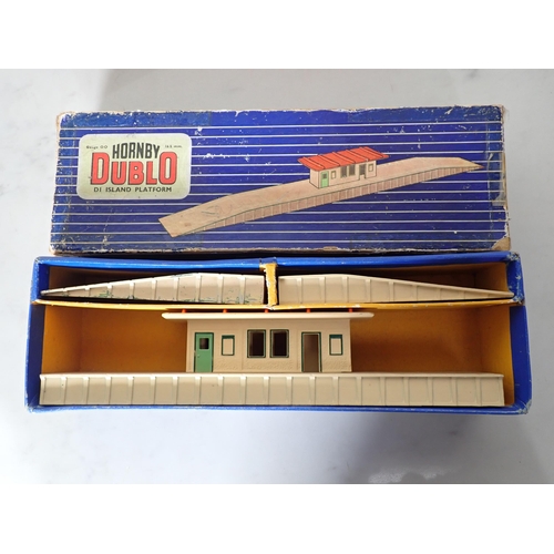 1301 - Two boxed Hornby Dublo D1 Island Platforms, a boxed D1 Signal Cabin, 5080 green roofed Signal Cabin ... 