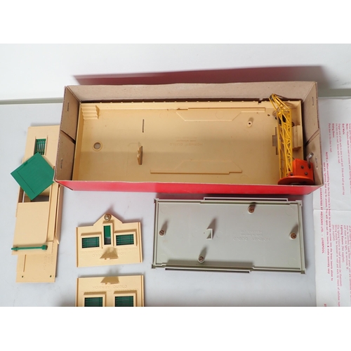 1302 - A boxed Hornby Dublo 5020 Goods Depot Kit with instructions and a 5030 Island Platform Kit