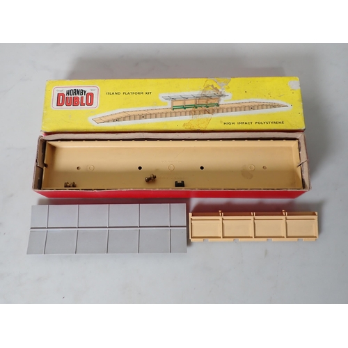 1302 - A boxed Hornby Dublo 5020 Goods Depot Kit with instructions and a 5030 Island Platform Kit