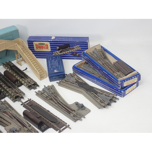 1520 - A Hornby Dublo D1 Footbridge with box, boxed and unboxed 3-rail Uncoupling Rails and Points