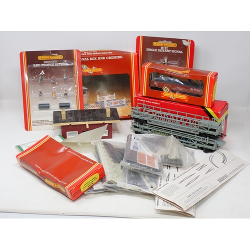 1651 - A quantity of 00 gauge Accessories and Track including Peco Kits, Hornby Buildings and Figures