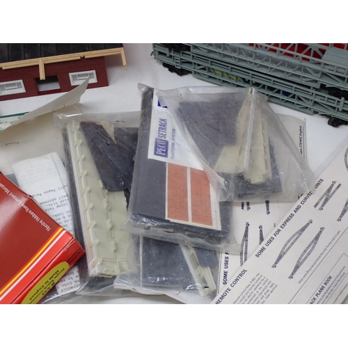 1651 - A quantity of 00 gauge Accessories and Track including Peco Kits, Hornby Buildings and Figures