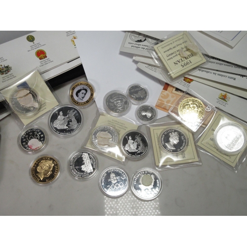 256 - A collection of Modern World silver crown sized Coins, to include Hungary 1997-2000 Forint, New Zeal... 