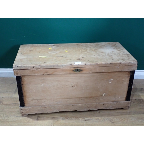 607 - A pine Blanket Box, 3ft W