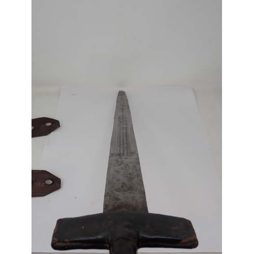 1260 - A Sudanese Sword, Kaskara in tooled leather scabbard