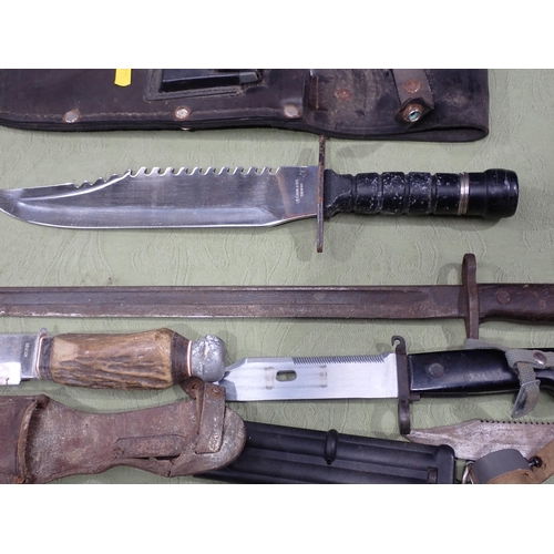 1450 - A lot of eight fighting Knives and Sheath Knives, and two Bayonets