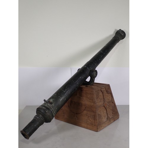 1273 - A 17th or 18th Century bronze Lantaka Cannon of typical form, barrel 36 1/2in L, on later carved oak... 