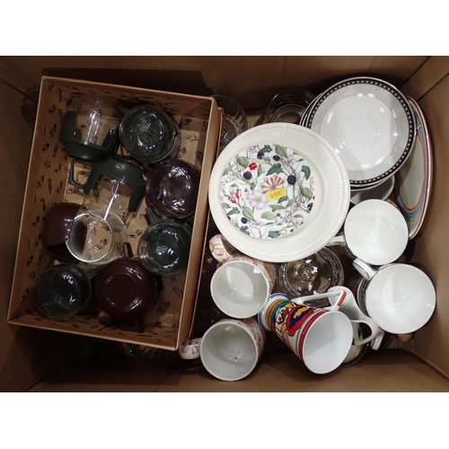 391 - A box of Drinking Glasses, Tea Cups, Saucers, etc.