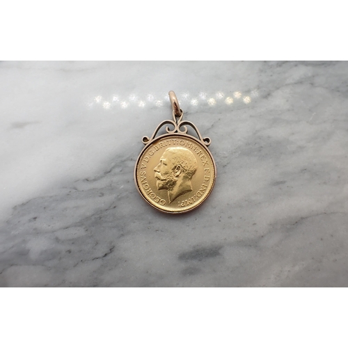 181 - A George V Sovereign, 1914, in unmarked pendant mount, approx 10gms all in