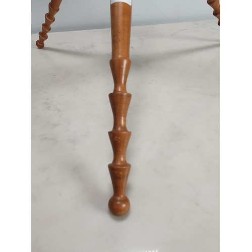 251 - A Treen Cat or Bowl Stand, 15