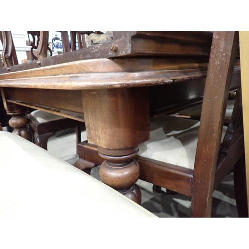 462 - A Victorian mahogany rectangular Extending Dining Table, two spare leaves, on turned and fluted supp... 