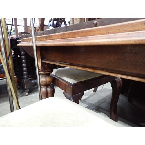 462 - A Victorian mahogany rectangular Extending Dining Table, two spare leaves, on turned and fluted supp... 