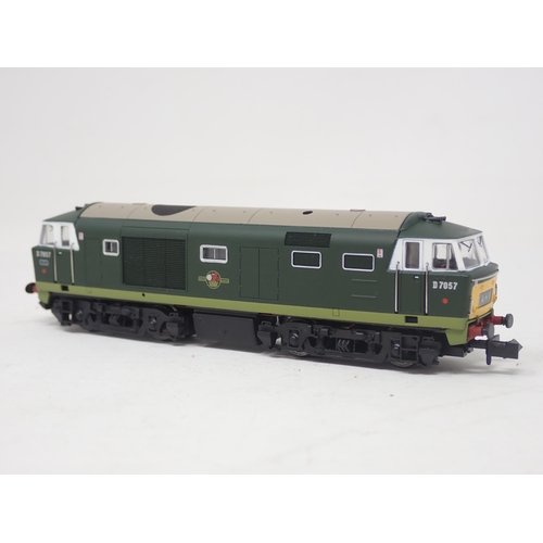 152 - Dapol N gauge Class 35 Hymek Locomotive in BR green livery, boxed