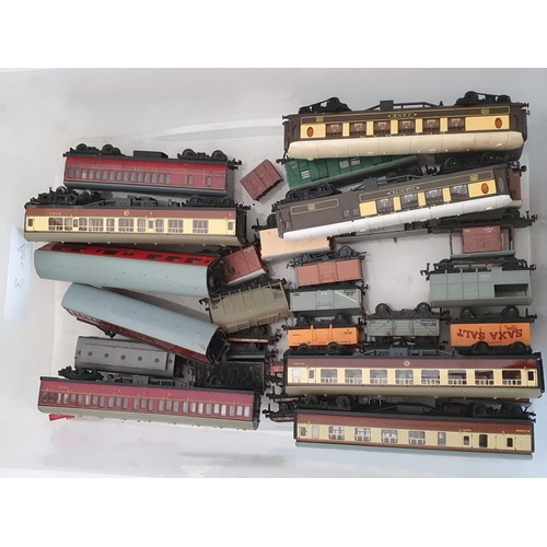 170 - Boxed Hornby Dublo 4061 WR Corridor Coaches, seven unboxed Hornby Dublo Coaches, a Royal Mail T.P.O.... 