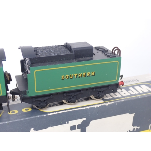 520 - Wrenn 00 gauge W2237 West Country 'Lyme Regis' Locomotive in Southern green livery, boxed with instr... 