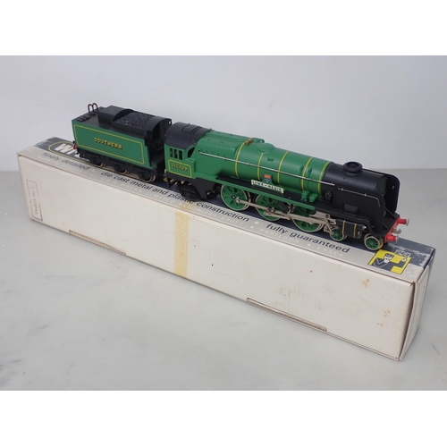 520 - Wrenn 00 gauge W2237 West Country 'Lyme Regis' Locomotive in Southern green livery, boxed with instr... 