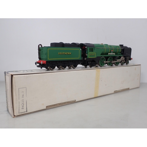 520 - Wrenn 00 gauge W2237 West Country 'Lyme Regis' Locomotive in Southern green livery, boxed with instr... 