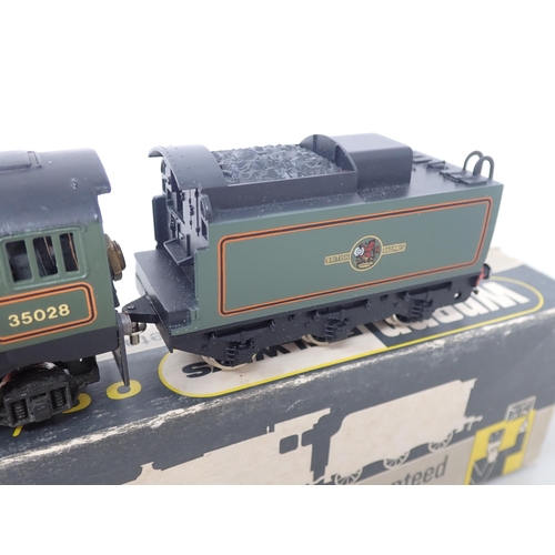 533 - Wrenn 00 gauge W2238 Merchant Navy Class 'Clan Line' Locomotive in BR green livery, boxed with instr... 