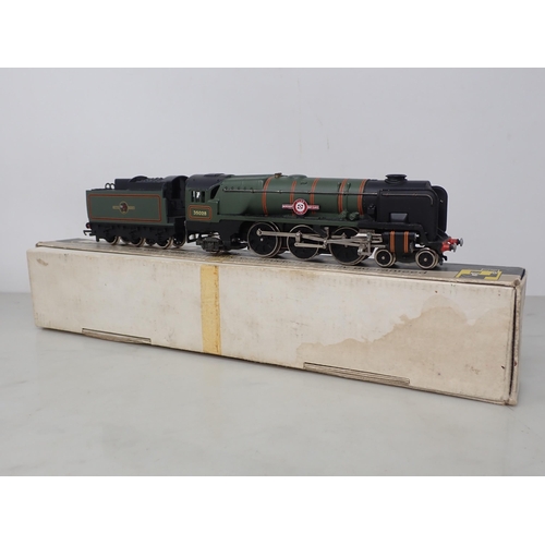 533 - Wrenn 00 gauge W2238 Merchant Navy Class 'Clan Line' Locomotive in BR green livery, boxed with instr... 