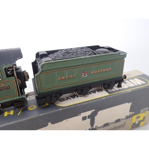 535 - Wrenn 00 gauge W2247 'Clun Castle' Locomotive in GWR green livery, boxed with instructions