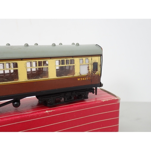 580 - Six Hornby Dublo Coaches to include; 2x 4050 Corridor Coaches, 4051 Corridor Coach, 2x 4060 Open Cor... 