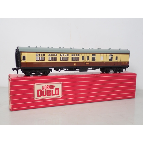 581 - Six Hornby Dublo Coaches to include; 2x 4050 Corridor Coaches, 4051 Corridor Coach, 4060 Open Corrid... 