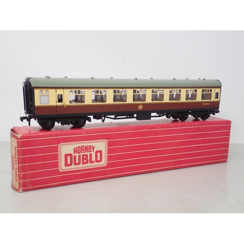 581 - Six Hornby Dublo Coaches to include; 2x 4050 Corridor Coaches, 4051 Corridor Coach, 4060 Open Corrid... 