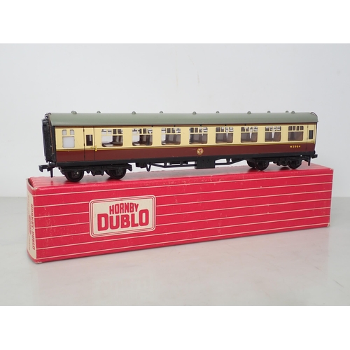 581 - Six Hornby Dublo Coaches to include; 2x 4050 Corridor Coaches, 4051 Corridor Coach, 4060 Open Corrid... 