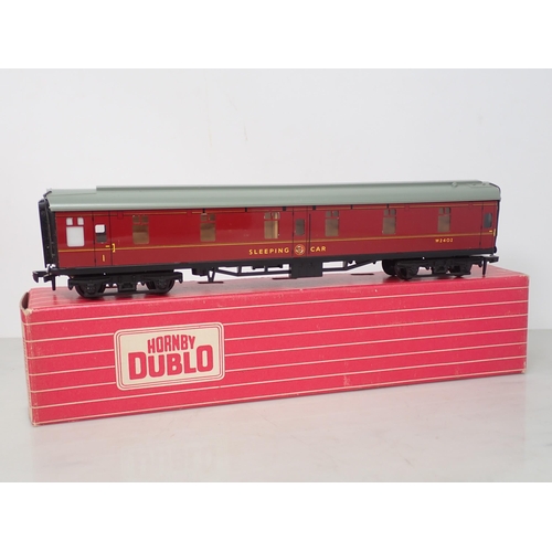 584 - Six Hornby Dublo Coaches to include; 4052 BR Corridor Coach, 2x 4062 BR Open Corridor Coaches, 4075 ... 