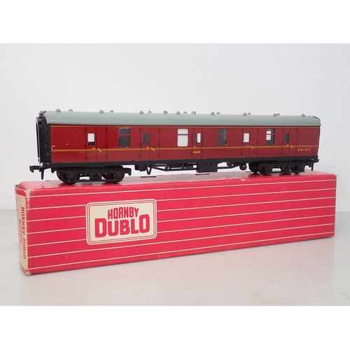 584 - Six Hornby Dublo Coaches to include; 4052 BR Corridor Coach, 2x 4062 BR Open Corridor Coaches, 4075 ... 