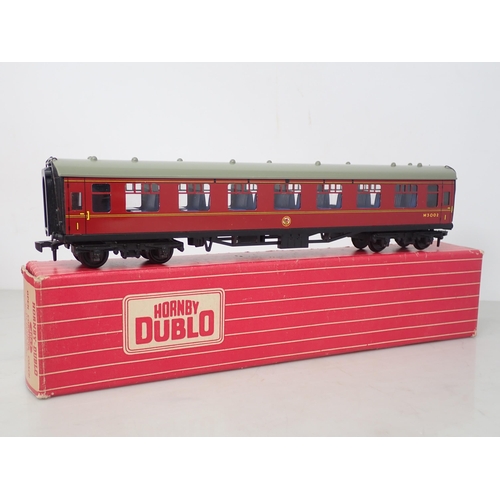 584 - Six Hornby Dublo Coaches to include; 4052 BR Corridor Coach, 2x 4062 BR Open Corridor Coaches, 4075 ... 