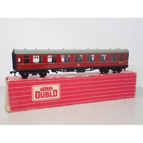 584 - Six Hornby Dublo Coaches to include; 4052 BR Corridor Coach, 2x 4062 BR Open Corridor Coaches, 4075 ... 