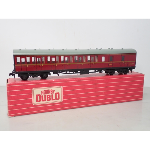 586 - Six Hornby Dublo Coaches to include; 4025 SR 1st/2nd Class Suburban Coach, 4026 SR Brake/2nd Suburba... 