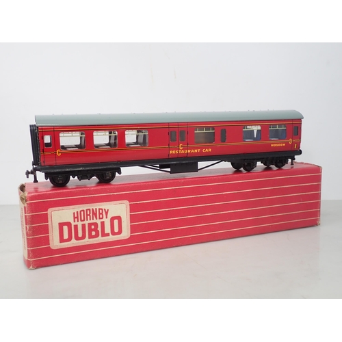 586 - Six Hornby Dublo Coaches to include; 4025 SR 1st/2nd Class Suburban Coach, 4026 SR Brake/2nd Suburba... 