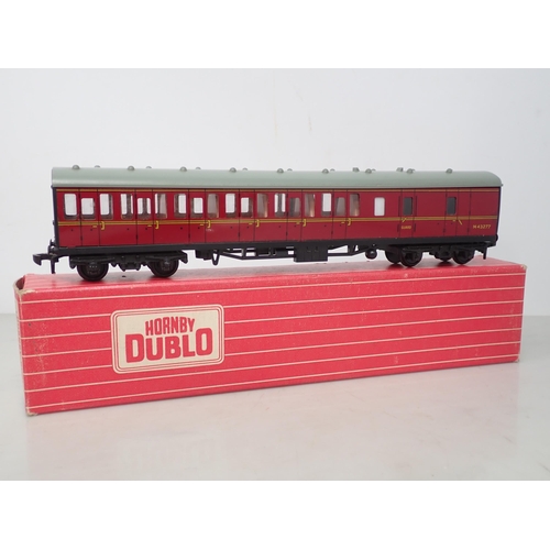 586 - Six Hornby Dublo Coaches to include; 4025 SR 1st/2nd Class Suburban Coach, 4026 SR Brake/2nd Suburba... 