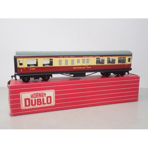 586 - Six Hornby Dublo Coaches to include; 4025 SR 1st/2nd Class Suburban Coach, 4026 SR Brake/2nd Suburba... 